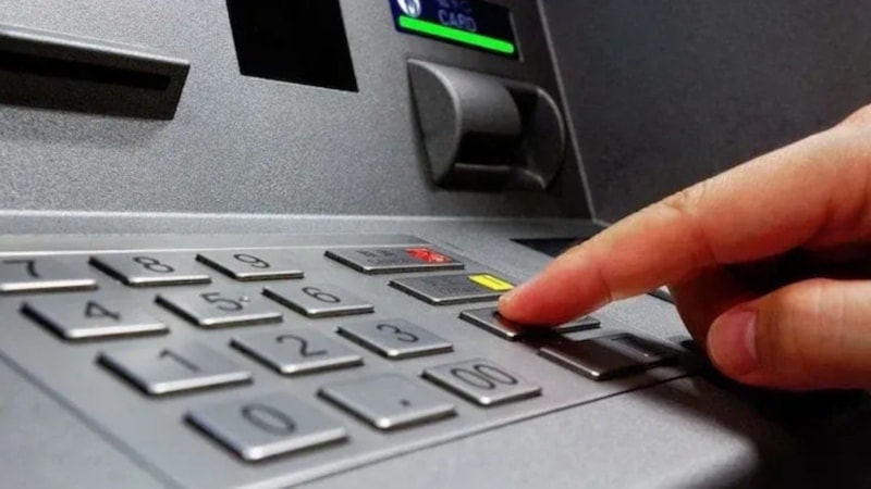 ATM’lerde yeni dönem başladı: Artık telefonla konuşmak yasak