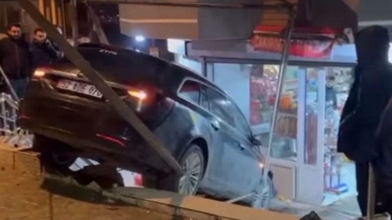 Ordu'da kaza yapan otomobil markete daldı