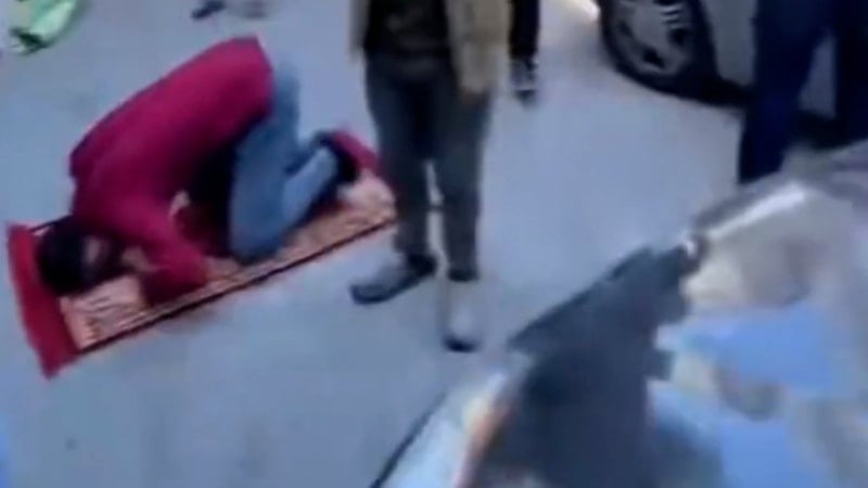 İzmir'de cuma namazı sırasında yol verme tartışması