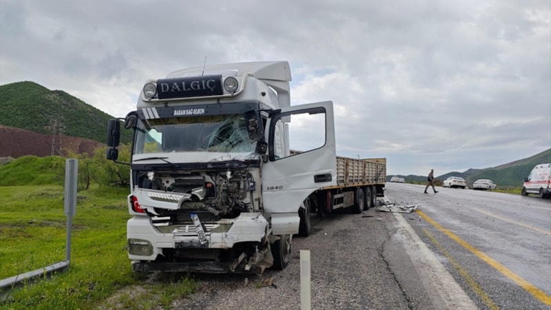 Bitlis'te tır ile minibüs çarpıştı! 1 ölü, 2 yaralı