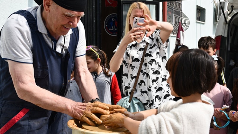 Bilecik'in 70 yıllık çömlek ustası, okullarda eğitim veriyor