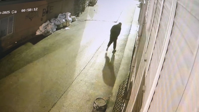 Bursa'da gece ev soyan sakar hırsız: Olay yerinde telefonunu düşürdü