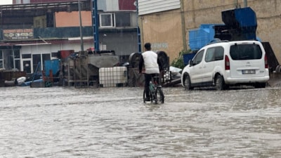Adana’da sağanak: Yollar göle döndü, evleri su bastı