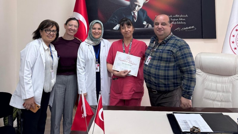 Antalya'da en fazla normal doğum yaptıran ebe ödüllendirildi