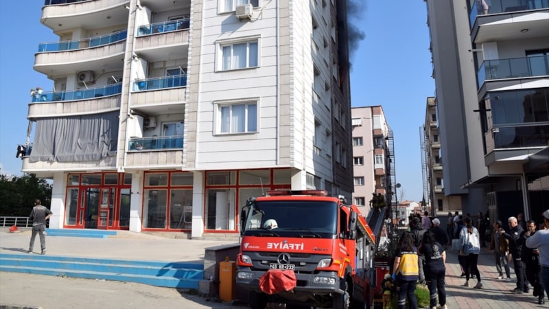 Manisa'da yangın: Mahsur kalan 6 kişi kurtarıldı