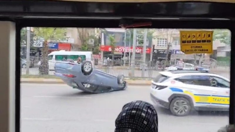 Şanlıurfa'da kamyon ile çarpışan otomobil ters döndü