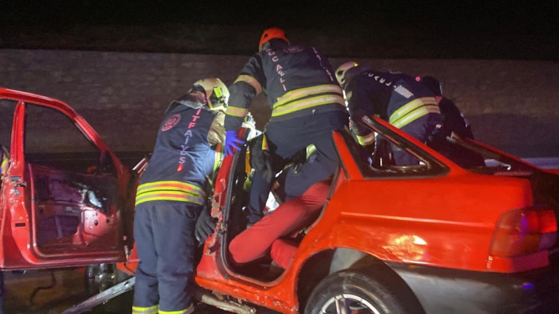 Kocaeli'de bariyerlere giren otomobil, iki kişiye mezar oldu