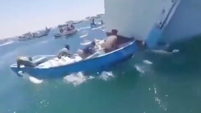 Yemen açıklarında çok sayıda koyunu taşıyan bir tekne alabora oldu