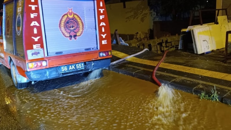 Siirt Kurtalan'da yağış su baskınına neden oldu