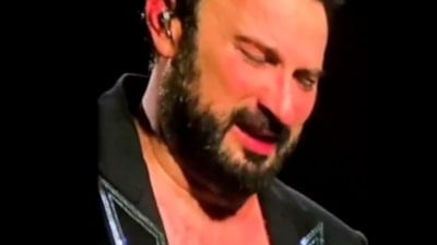 Tarkan konserinde annesini andı, gözyaşlarına boğuldu
