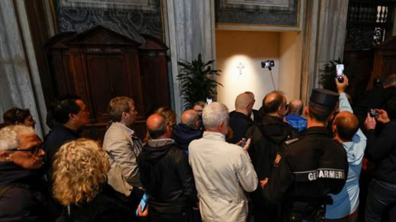 Roma'da Papa Francis'in kabri ziyaretçi akınına uğradı