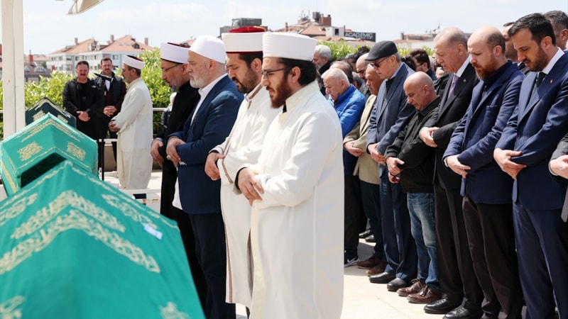 Cumhurbaşkanı Erdoğan Arapça öğretmeninin cenaze namazına katıldı