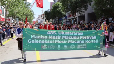 Manisa'da 8 ton mesir macunu halka saçıldı