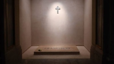 Vatikan yayınladı: Papa Francis'in mezarından ilk fotoğraflar