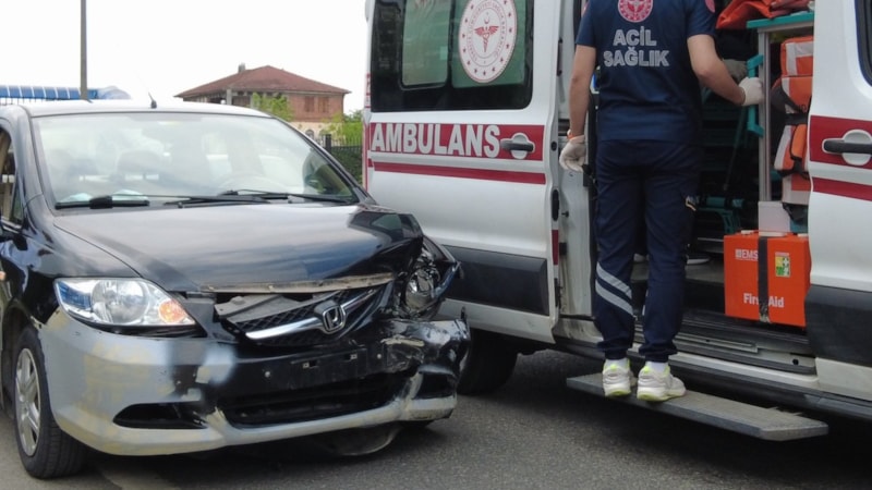 Düzce'de otomobil motosiklete çarptı: 3 yaralı