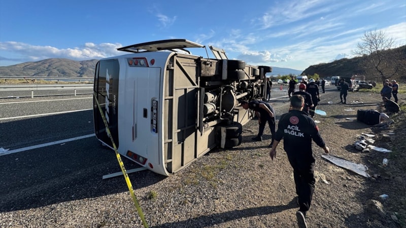 Elazığ'da midibüsün devrildiği kazada 2'si ağır 25 kişi yaralandı