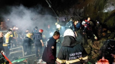 Samsun'da 4 kişilik ailenin aracı heyelanda toprak altında kaldı