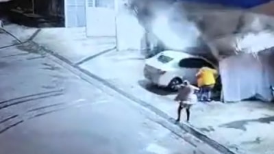 Samsun'da 4 kişilik ailenin aracının heyelan altında kaldığı anlar kamerada