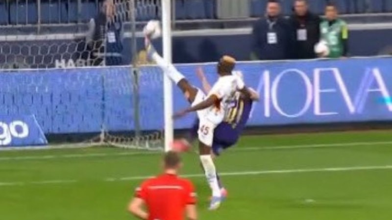 Victor Osimhen, Caner Erkin'i hareketsiz bıraktı