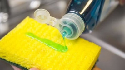 Deterjanı süngere dökenin vay haline! Meğer doğrusu buymuş...