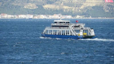Çanakkale'de feribot seferleri fırtına nedeniyle iptal edildi