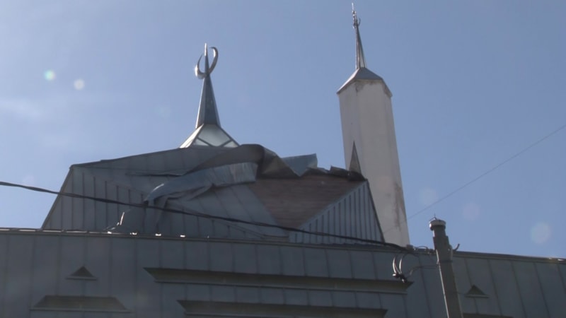 İstanbul'da şiddetli rüzgar: Ataşehir'de caminin kaplaması söküldü