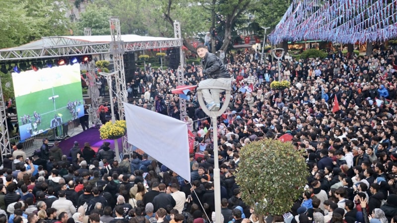 Trabzonsporlu futbolseverler, UEFA Gençlik Ligi finalini dev ekrandan izledi