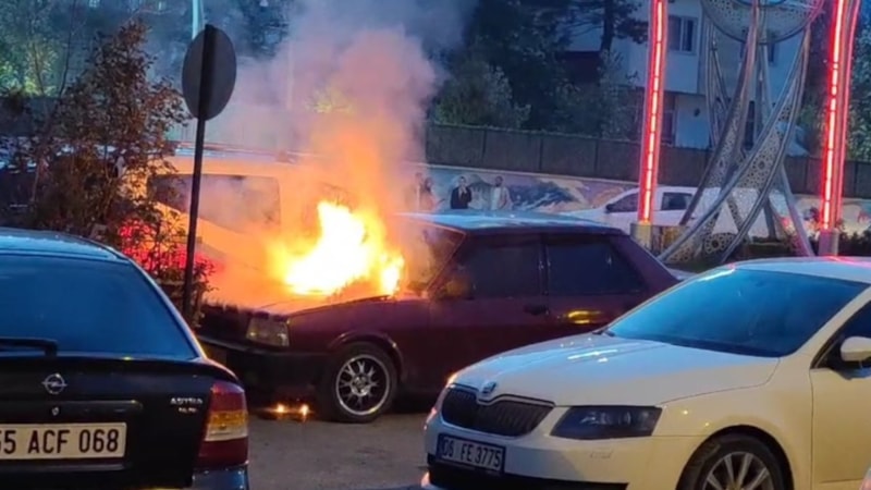 Hakkari'de park halindeki otomobilden alevler yükseldi
