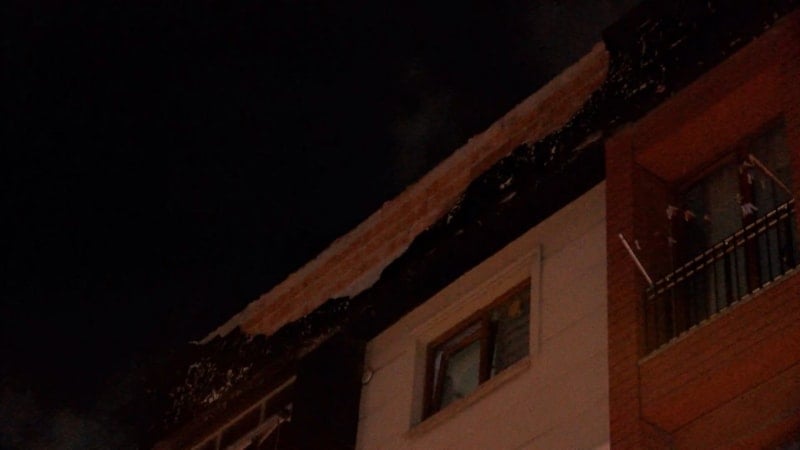 Küçükçekmece’de şiddetli rüzgar: Bir binanın dış cephesi koptu