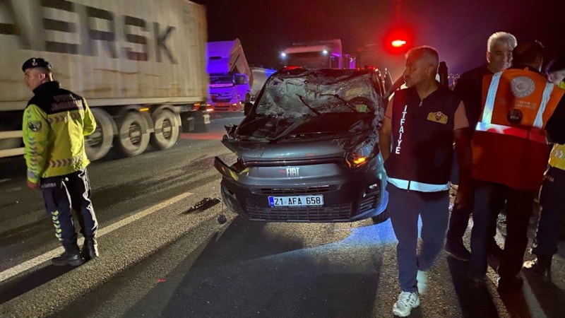 Osmaniye'de hafif ticari araç tıra arkadan çarptı: 4 yaralı