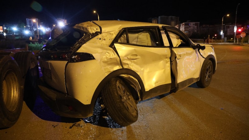 Elazığ'da tır ile otomobil çarpıştı: 4 yaralı