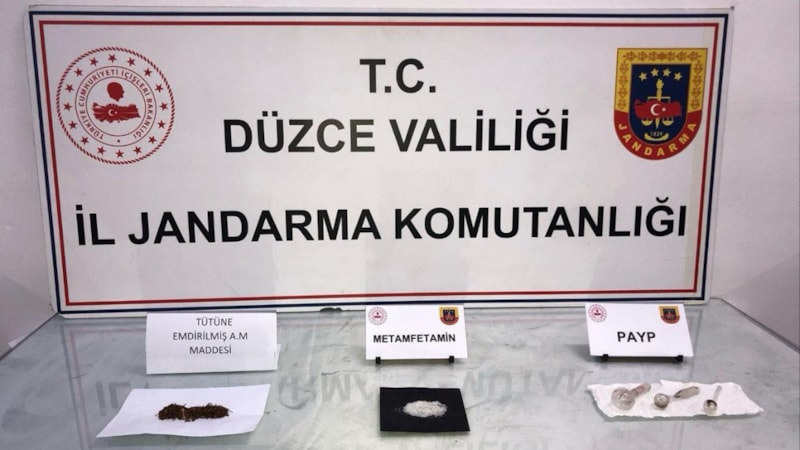 Düzce'de durdurulan şahıs uyuşturucuyu elleriyle jandarmaya teslim etti