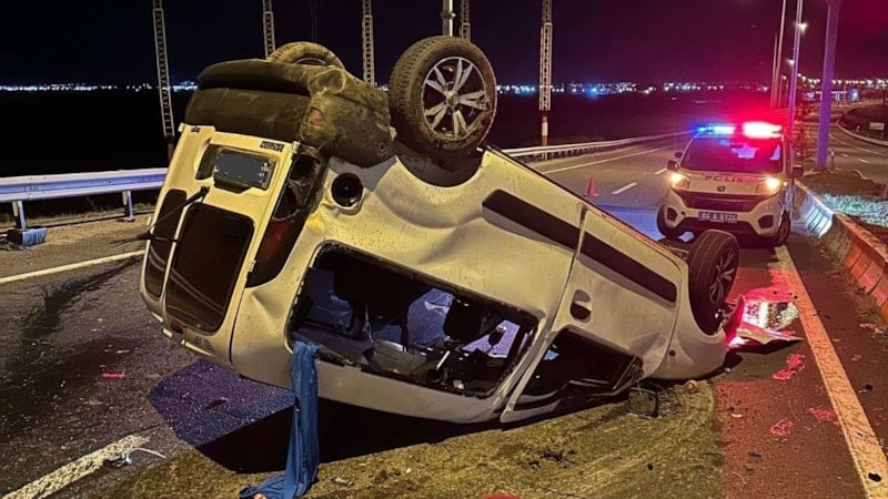 Ağrı'da kamyonet devrildi, 2 kişi yaralandı