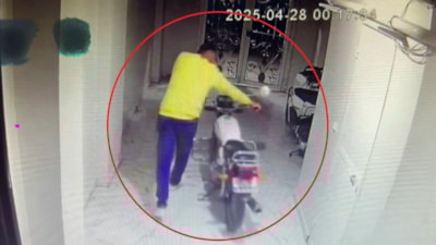 Hatay'da çaldığı motosikletle turlarken balkonda asılı ceketi de üzerine giydi