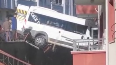 Çorum'da kontrolden çıkan okul servisi apartmana çarptı: 2 yaralı