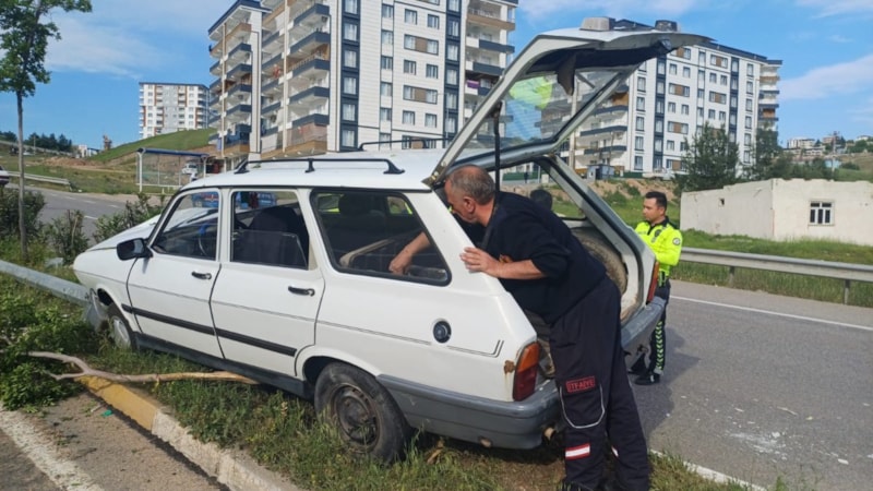 Siirt'teki kazada otomobil refüje çarptı