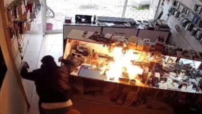 Giresun'da cep telefonu bataryası tamir sırasında alev aldı