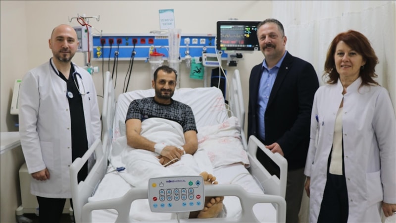 İzmir'de halı sahada kalp kriz geçiren adam 12 gün sonra hastanede uyandı