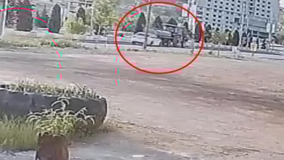 Mardin'de otomobil su tankerinin altına girdi