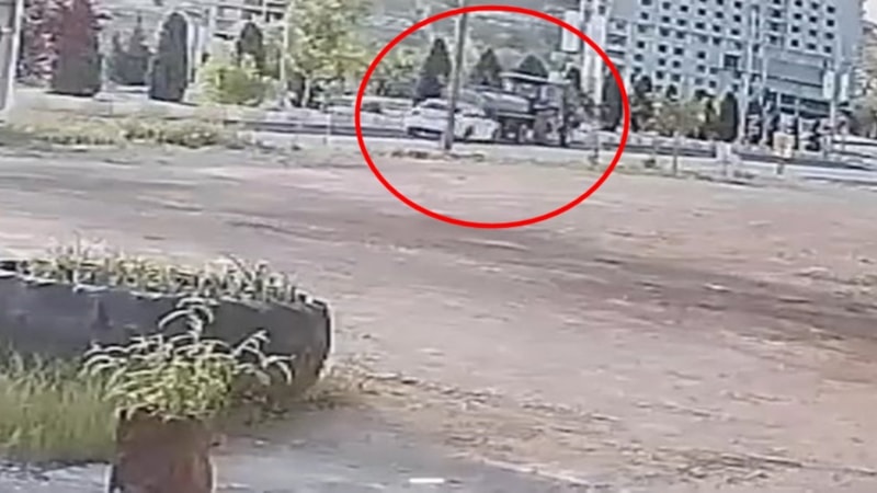 Mardin'de otomobil su tankerinin altına girdi