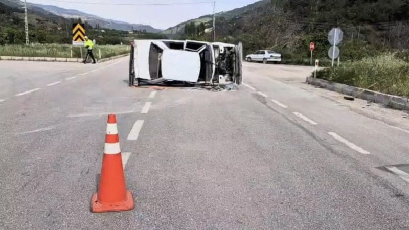 Amasya'da başıboş köpeğe çarpmamak için manevra yapan araç yan yattı: 3 yaralı