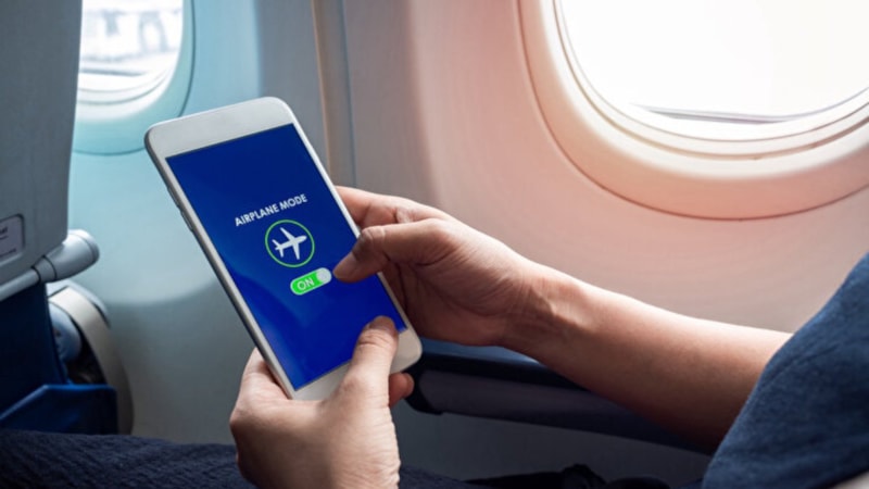 Uçuş modunu açmadan uçağa binmek tehlike yaratır mı? İşte yanıtı...