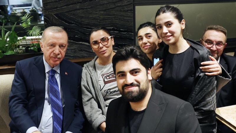 Cumhurbaşkanı Erdoğan kafede vatandaşlarla sohbet etti