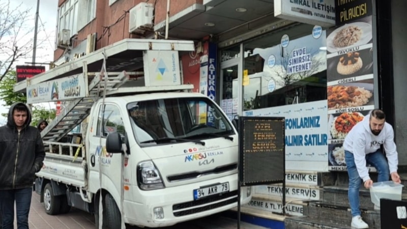 İstanbul Sultangazi'de kamyonetin üstünden düşen işçi öldü