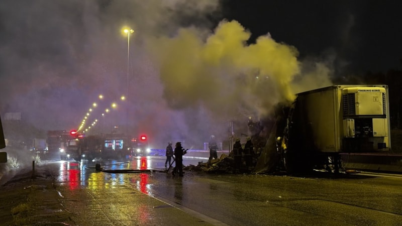 Adana'da iki araca çarpan cip alev aldı: 2 yaralı