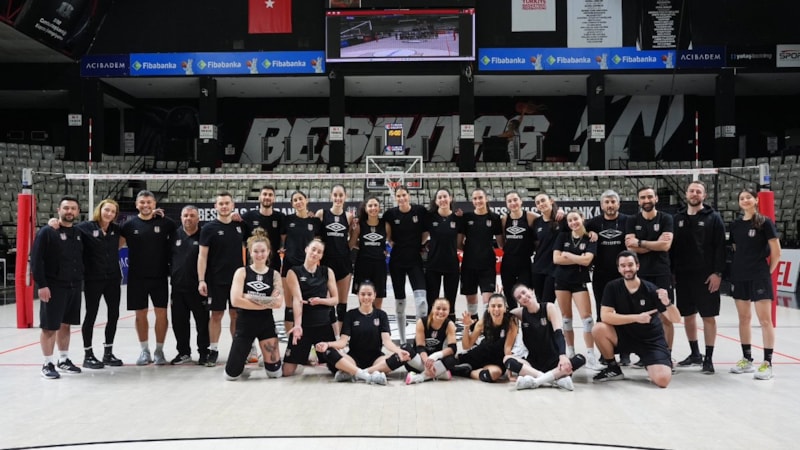 Beşiktaş Kadın Voleybol Takımı, başantrenör Recep Vatansever ve 15 oyuncuyla vedalaştı