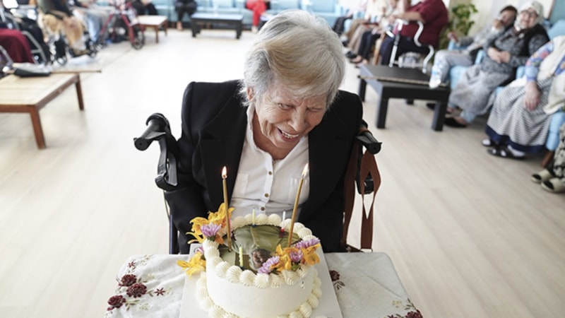100 yaşına sıcak bir sürpriz: Nebahat Teyze ilk kez doğum günü kutladı