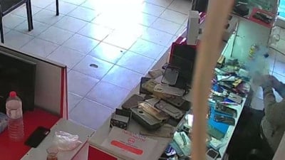 Gaziantep'te telefon bataryası tamir sırasında alev alarak patladı