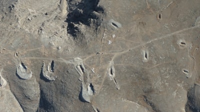 Suriye'de, Beşar Esad rejiminin öldürdüğü binlerce kişinin gömüldüğü el-Tel sahası havadan görüntülendi