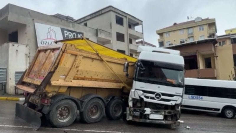 Pendik’te hafriyat kamyonu, park halindeki araçlara çarptı